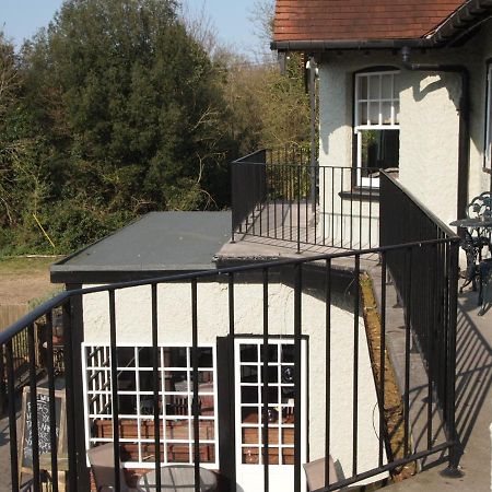 The Weir Hotel والتون اون تيمز المظهر الخارجي الصورة
