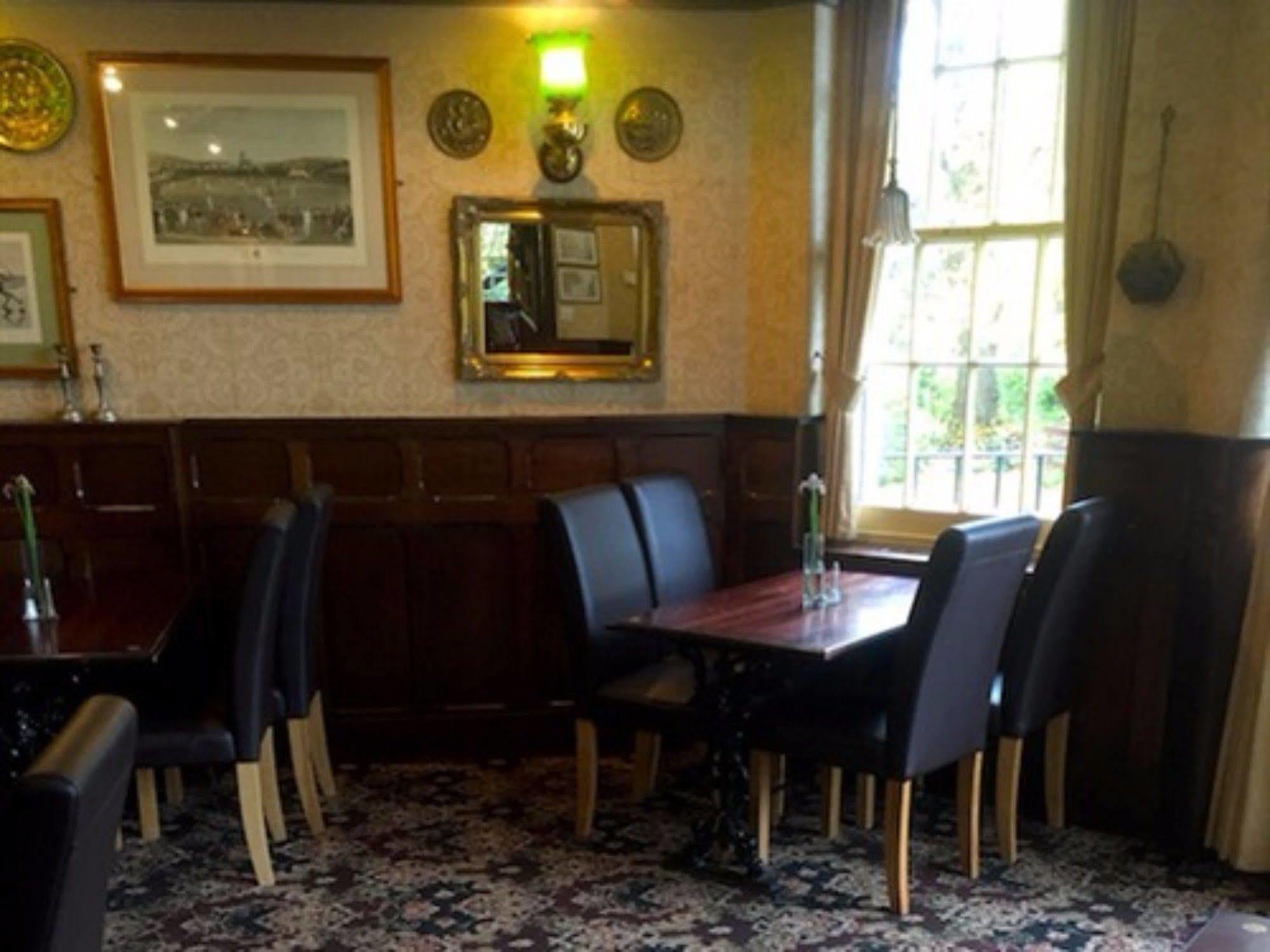 The Weir Hotel والتون اون تيمز المظهر الخارجي الصورة