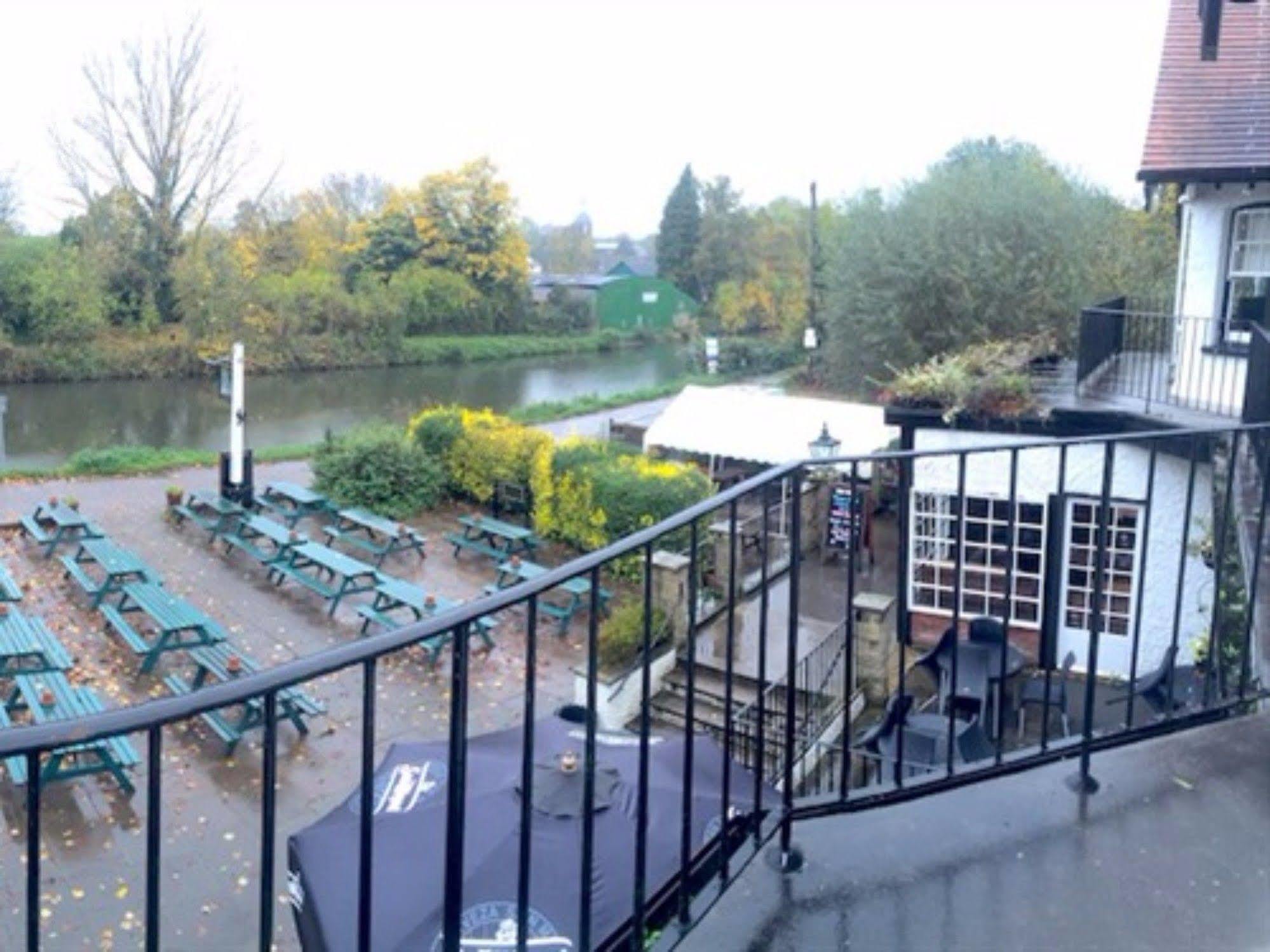 The Weir Hotel والتون اون تيمز المظهر الخارجي الصورة