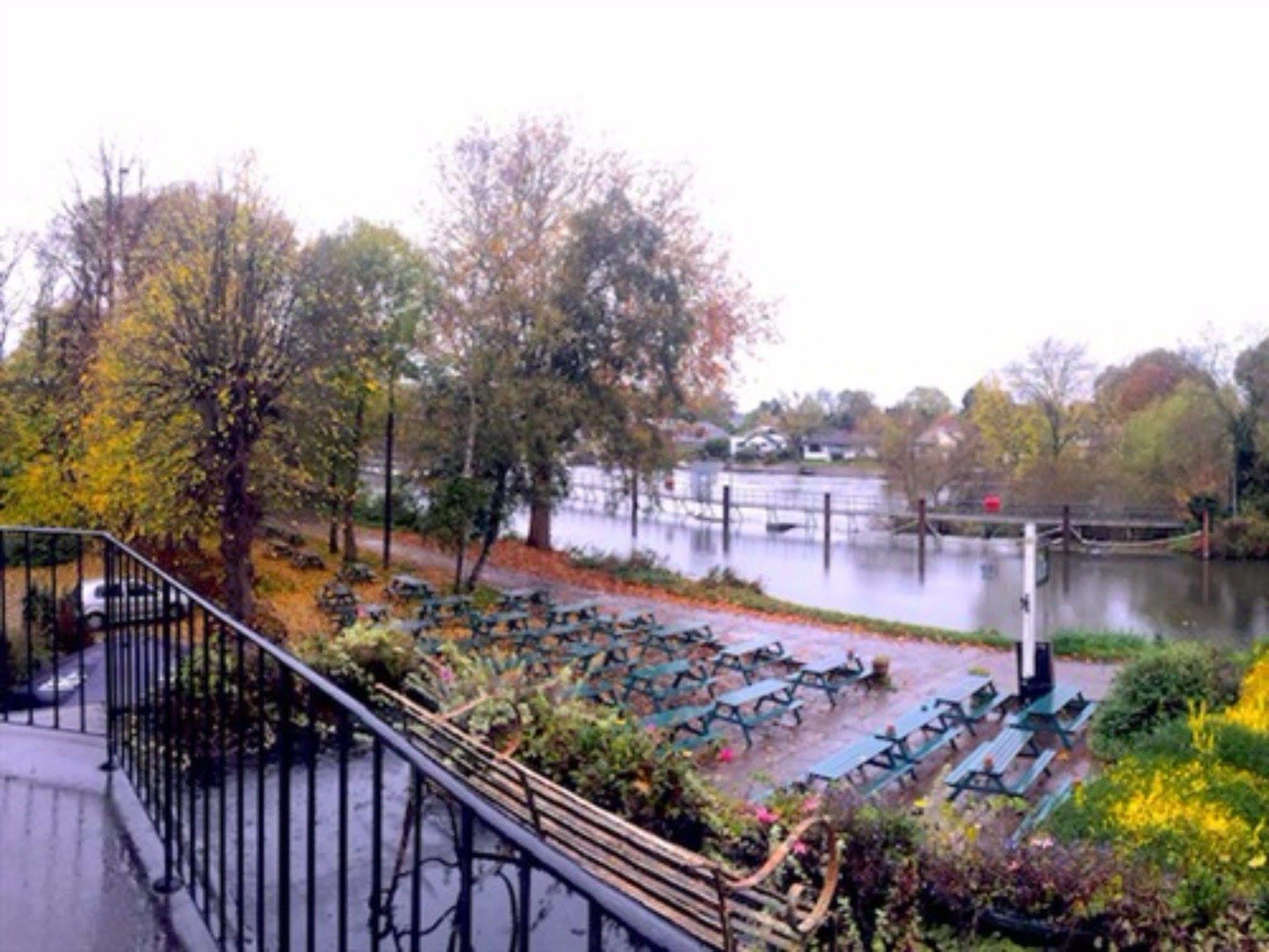 The Weir Hotel والتون اون تيمز المظهر الخارجي الصورة