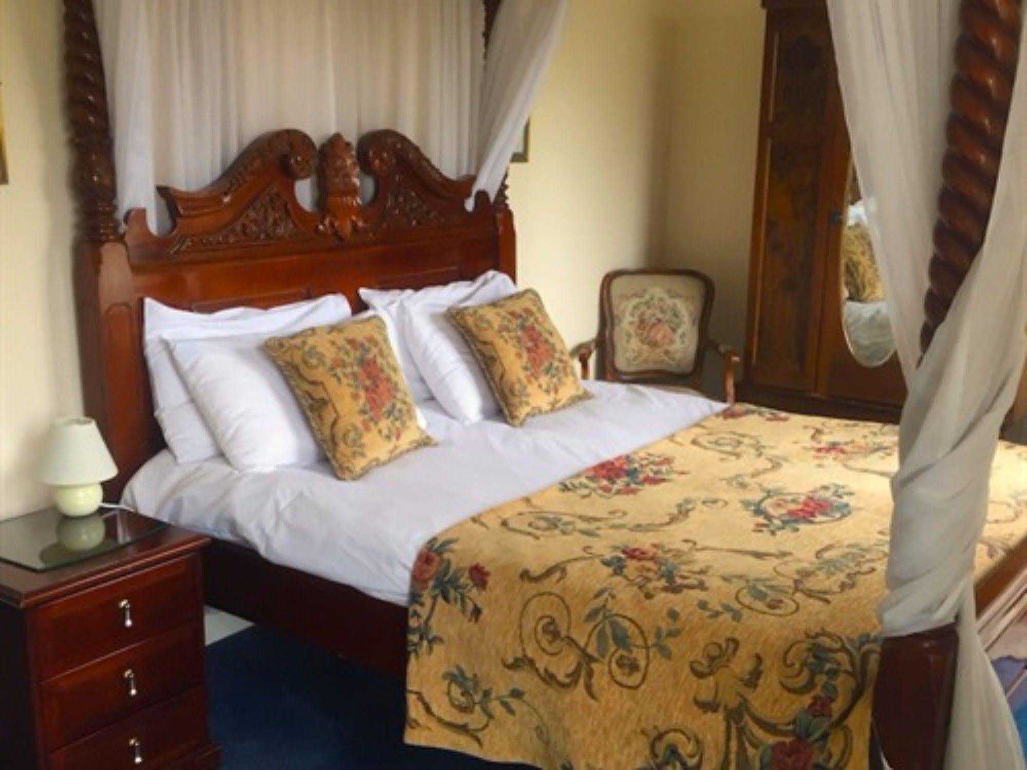 The Weir Hotel والتون اون تيمز المظهر الخارجي الصورة