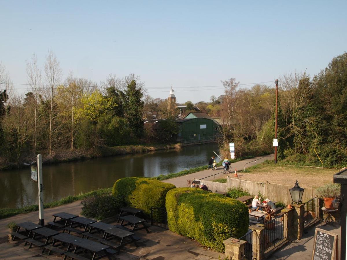 The Weir Hotel والتون اون تيمز المظهر الخارجي الصورة