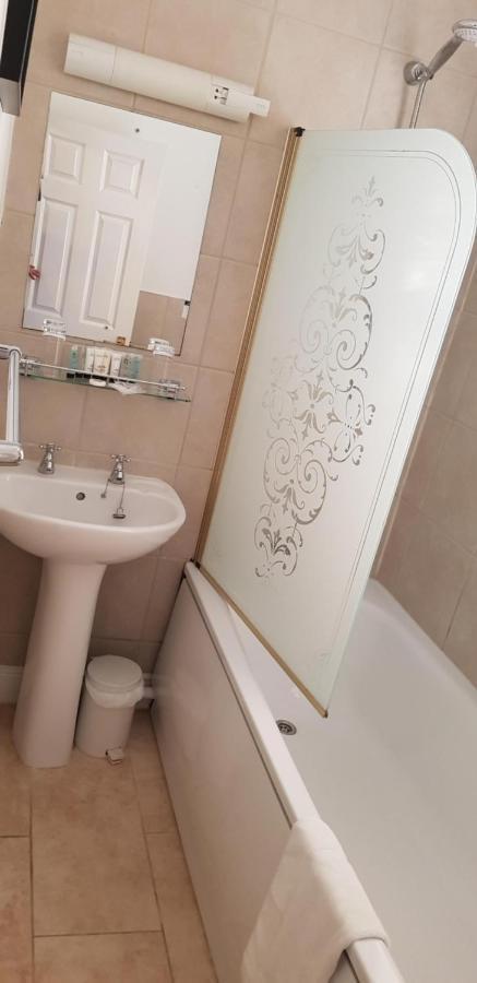 The Weir Hotel والتون اون تيمز المظهر الخارجي الصورة