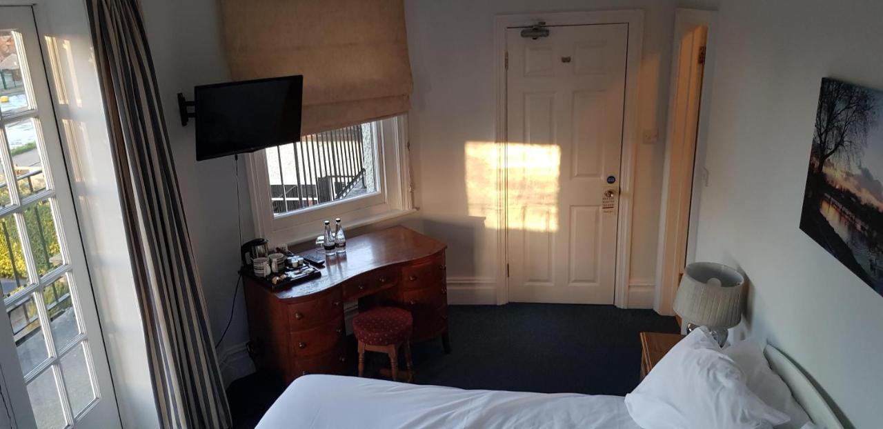 The Weir Hotel والتون اون تيمز المظهر الخارجي الصورة