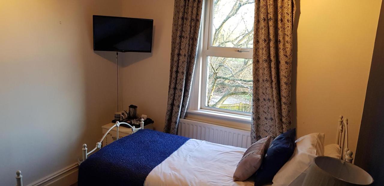 The Weir Hotel والتون اون تيمز المظهر الخارجي الصورة
