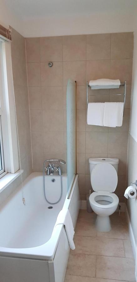 The Weir Hotel والتون اون تيمز المظهر الخارجي الصورة