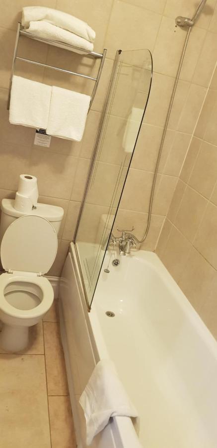 The Weir Hotel والتون اون تيمز المظهر الخارجي الصورة